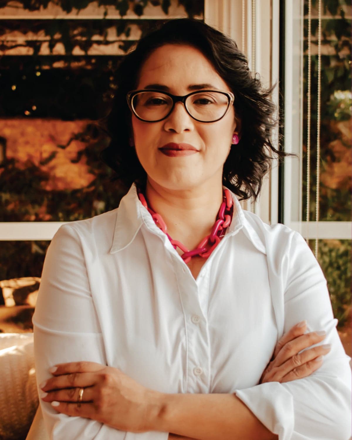 Lucilene Ita, consultora de imagem, de braços cruzados